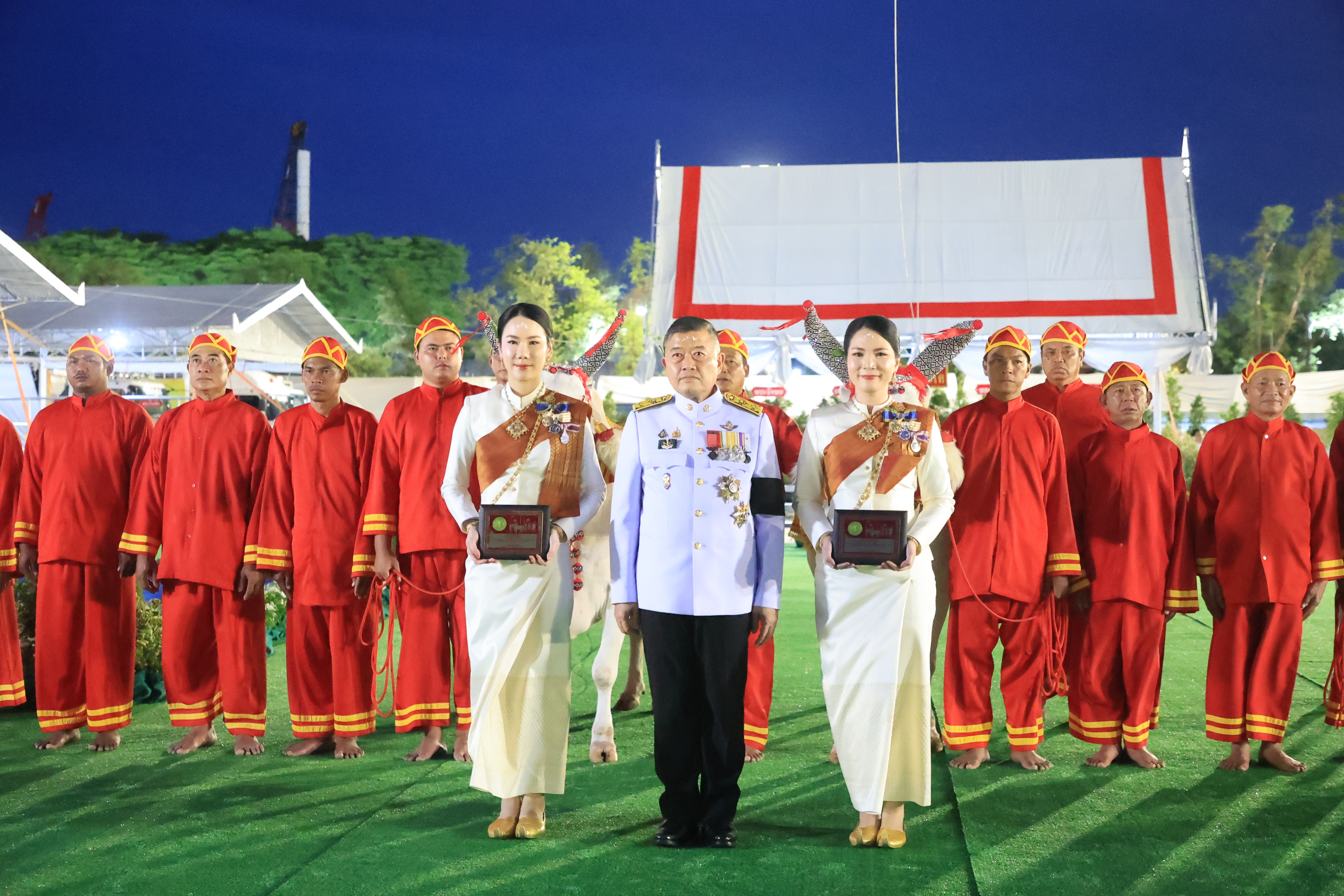 title - ปลัดเกษตรฯ ผู้ทำหน้าที่พระยาแรกนา พร้อมด้วยเทพีคู่หาบทองและเทพีคู่หาบเงิน ทำพิธีล้างมือพระยาแรกนา และเจิมหน้าพระโค